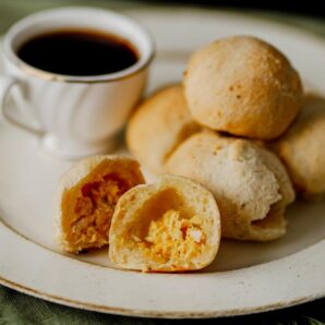 Pão de queijo recheado com frango (400 gramas)