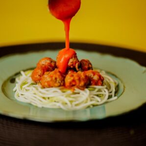 Almôndegas ao molho de tomate + Macarrão com abobrinha (260g)