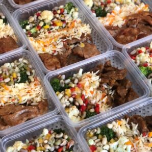 Tiras de carne + Arroz à grega + Vinagrete especial