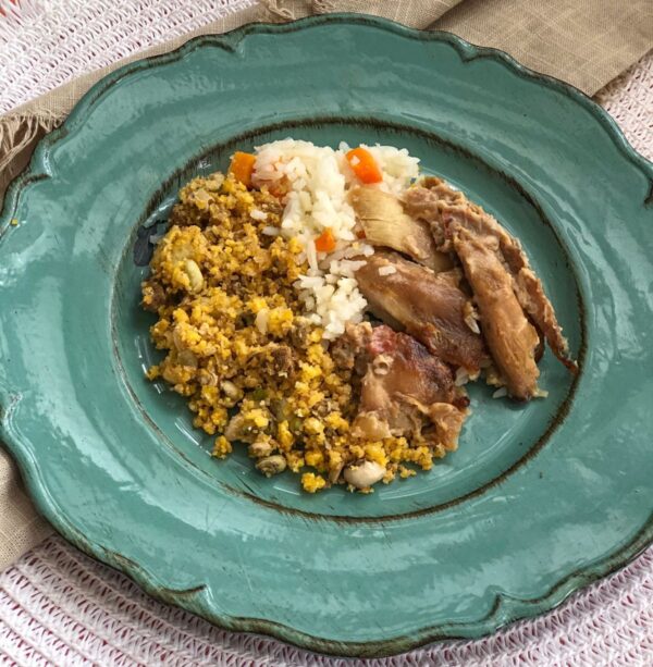 Coxa e sobrecoxa desossada ao molho de cerveja + arroz com cenoura + feijão tropeiro de cuscuz