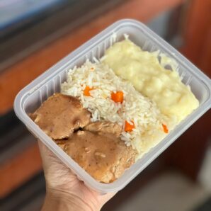 Filé suíno ao molho do chef com arroz e purê de batata